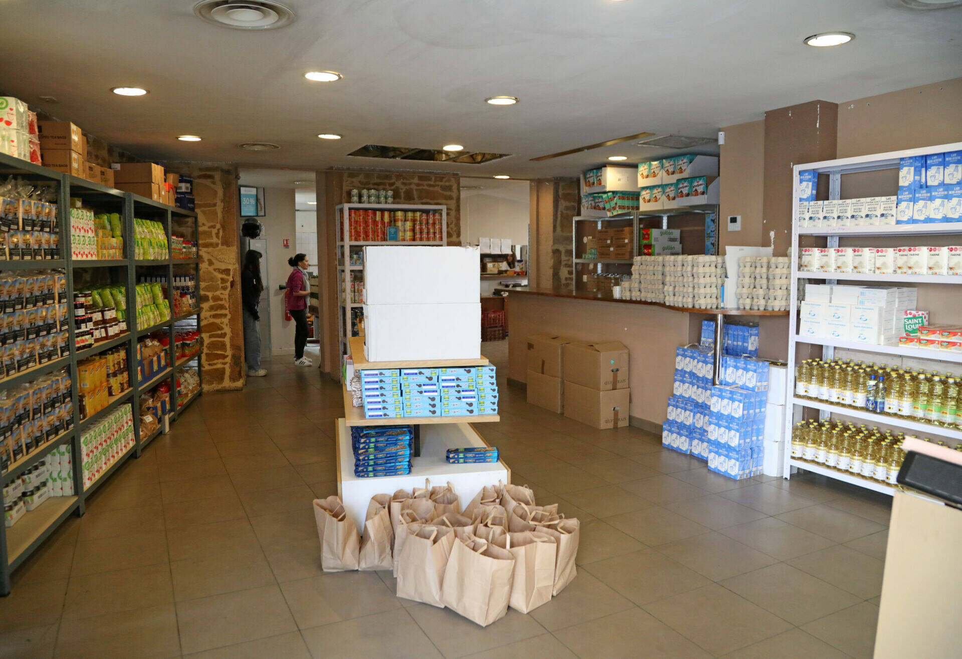 Local du CSE à Cap Vaise. Les denrées alimentaires de base sont disposées sur les rayonnages.