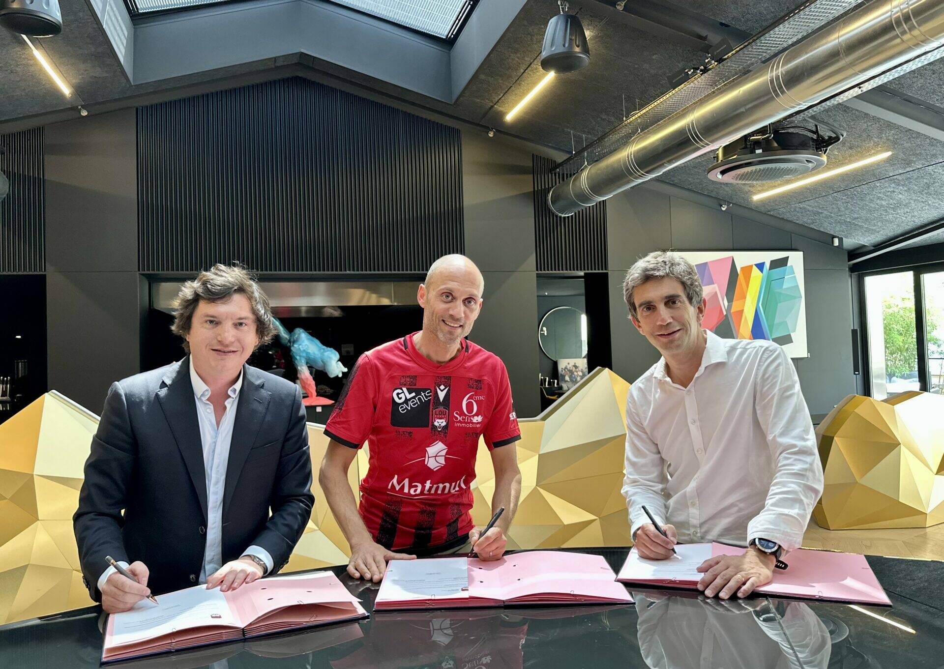 Marc-Antoine GINON, Nicolas GAGNEUX et Yann ROUBERT lors de la signature du renouvellement du partenariat
