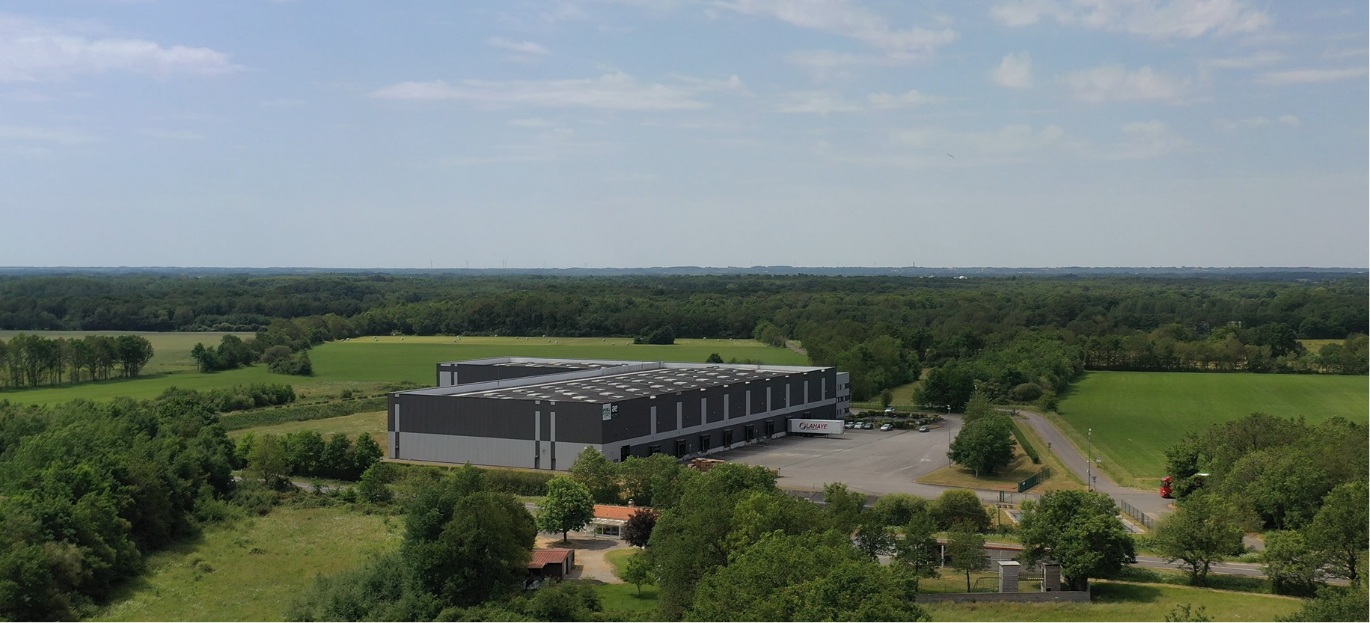 Vue aérienne de la plateforme logistique objet de la signature du bail. Le projet consiste en la rénovation et extension par 6e Sens Immobilier