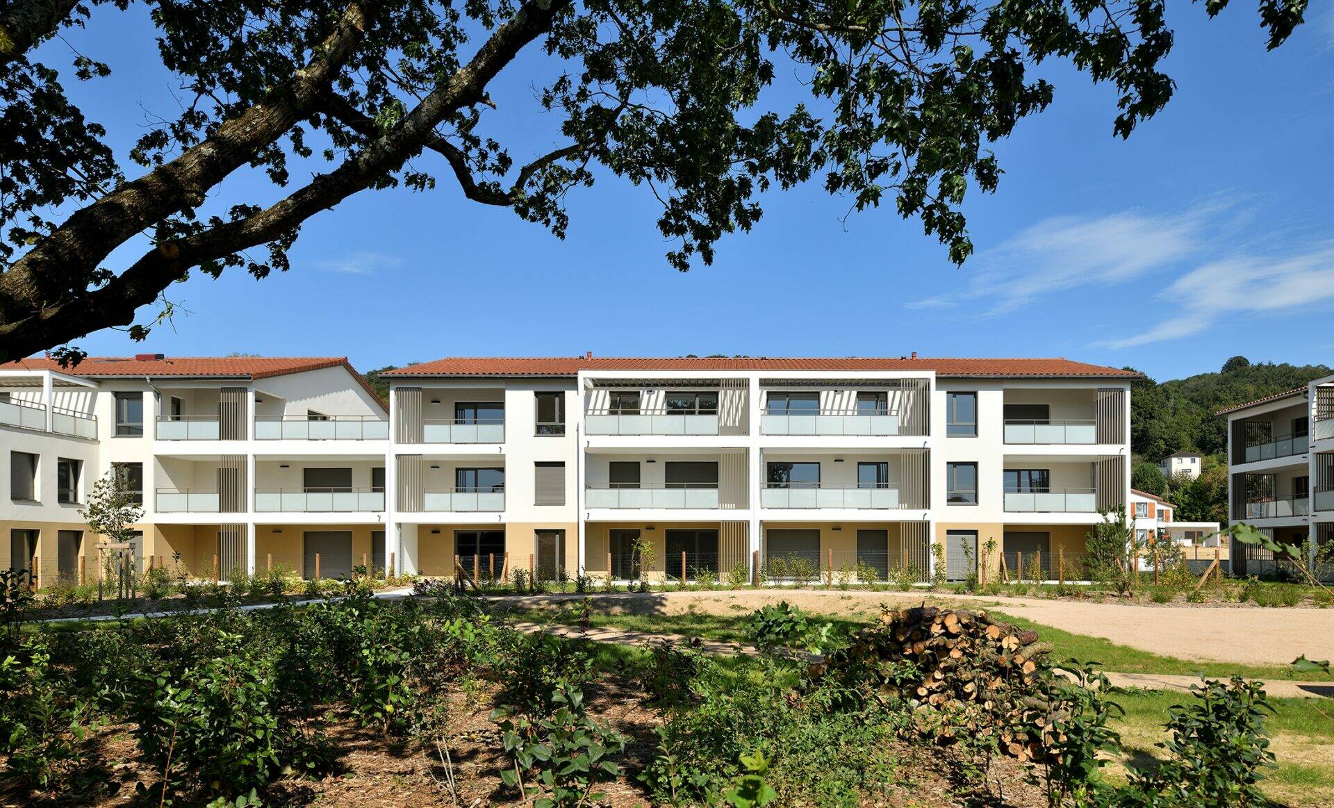 intégrée dans le paysage, Les Jardins Saint-Pierre à Beynost est une belle résidence