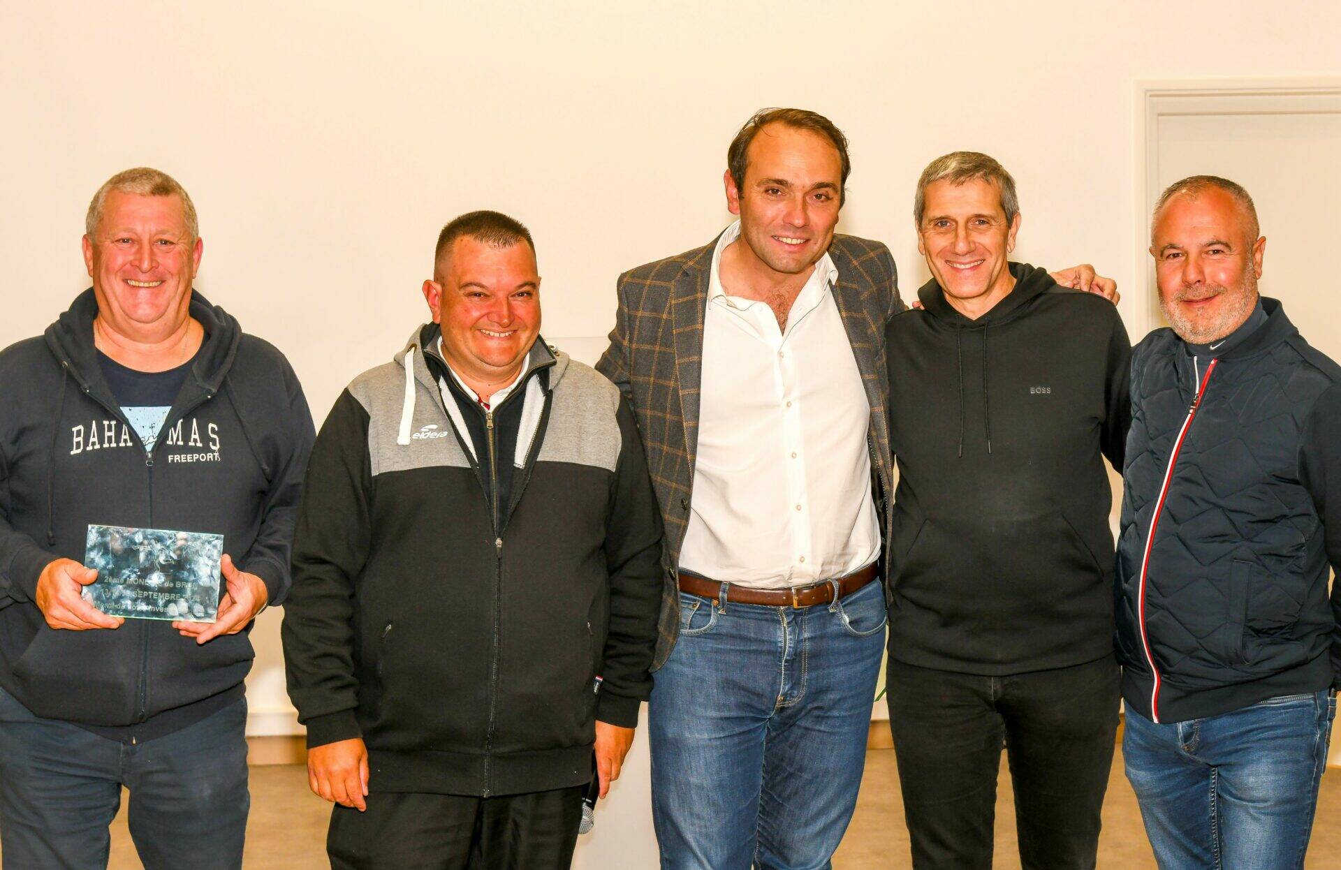 Remise des trophées du tournoi des Gentlemen lors du mondial de la pétanque de Bron 6e Sens Immobilier