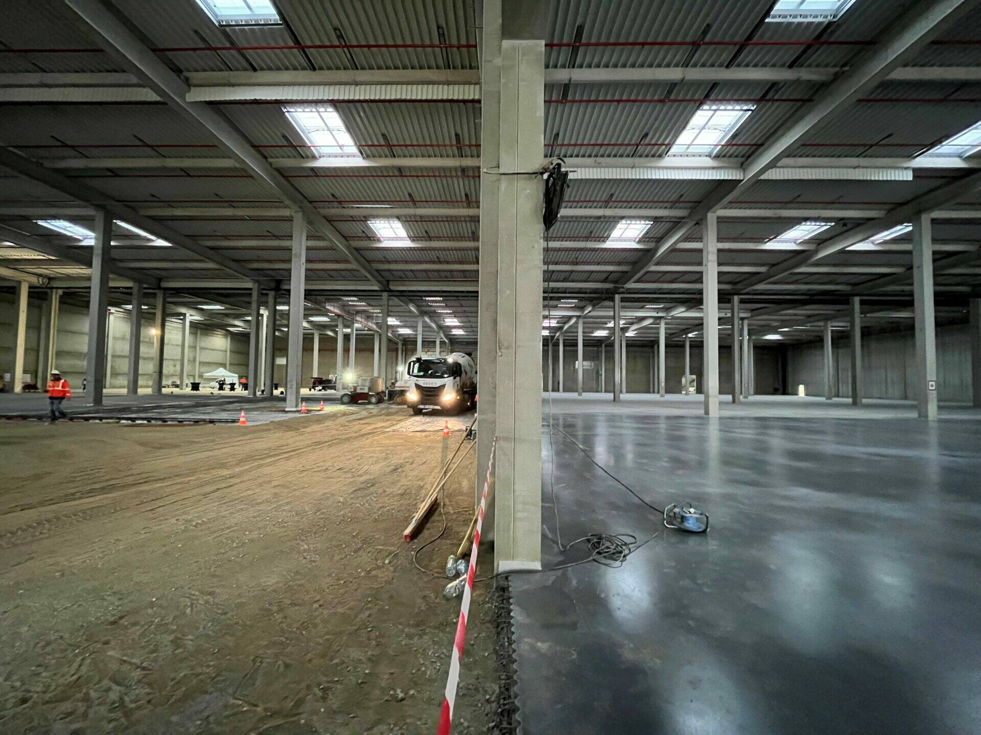 Plateforme logisituqe au Bignon près de Nantes. Dallage en cours