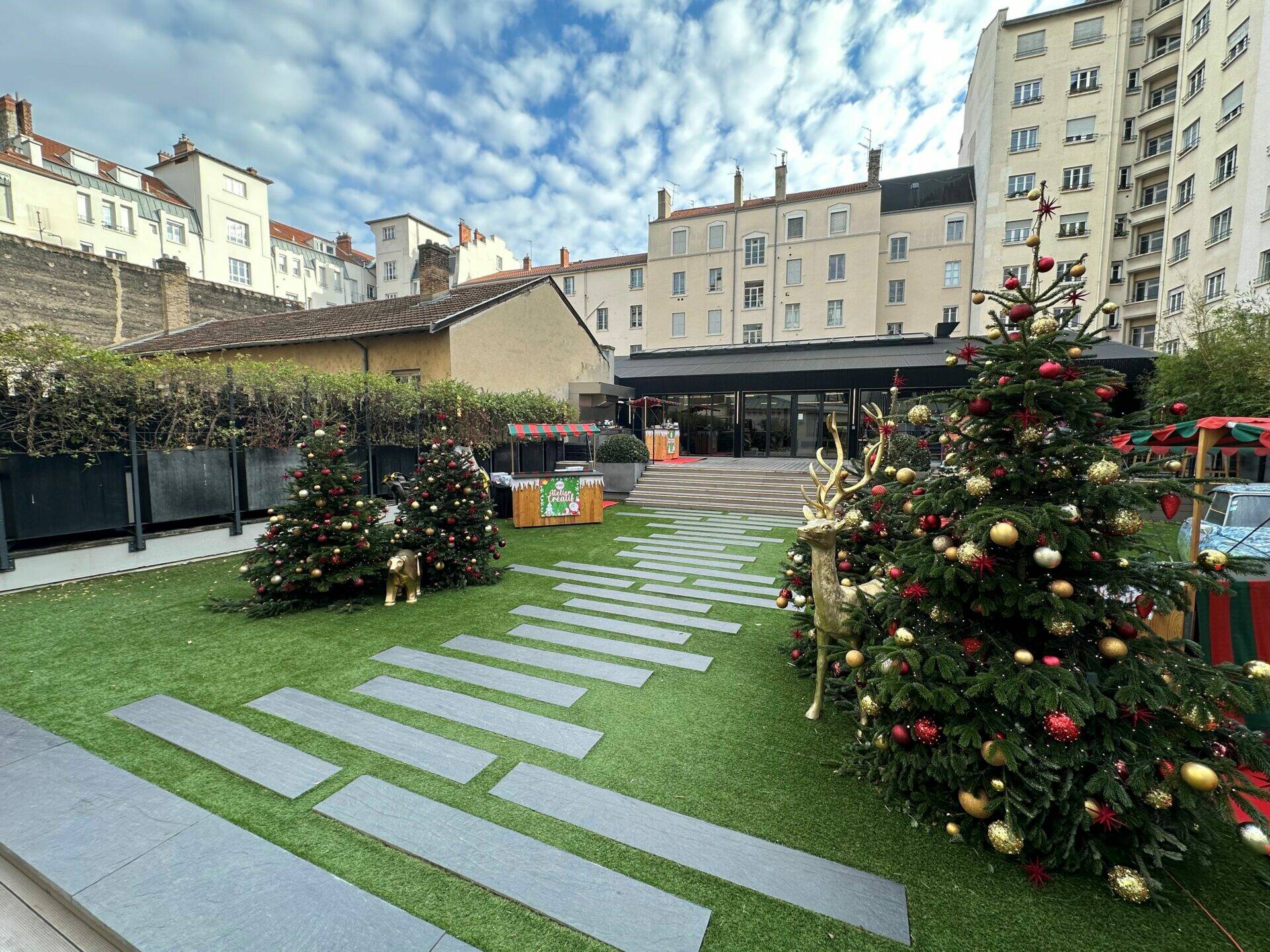 Le jardin de 6e Sens Immobilier prêt à accueillir les familles pour fêter Noël