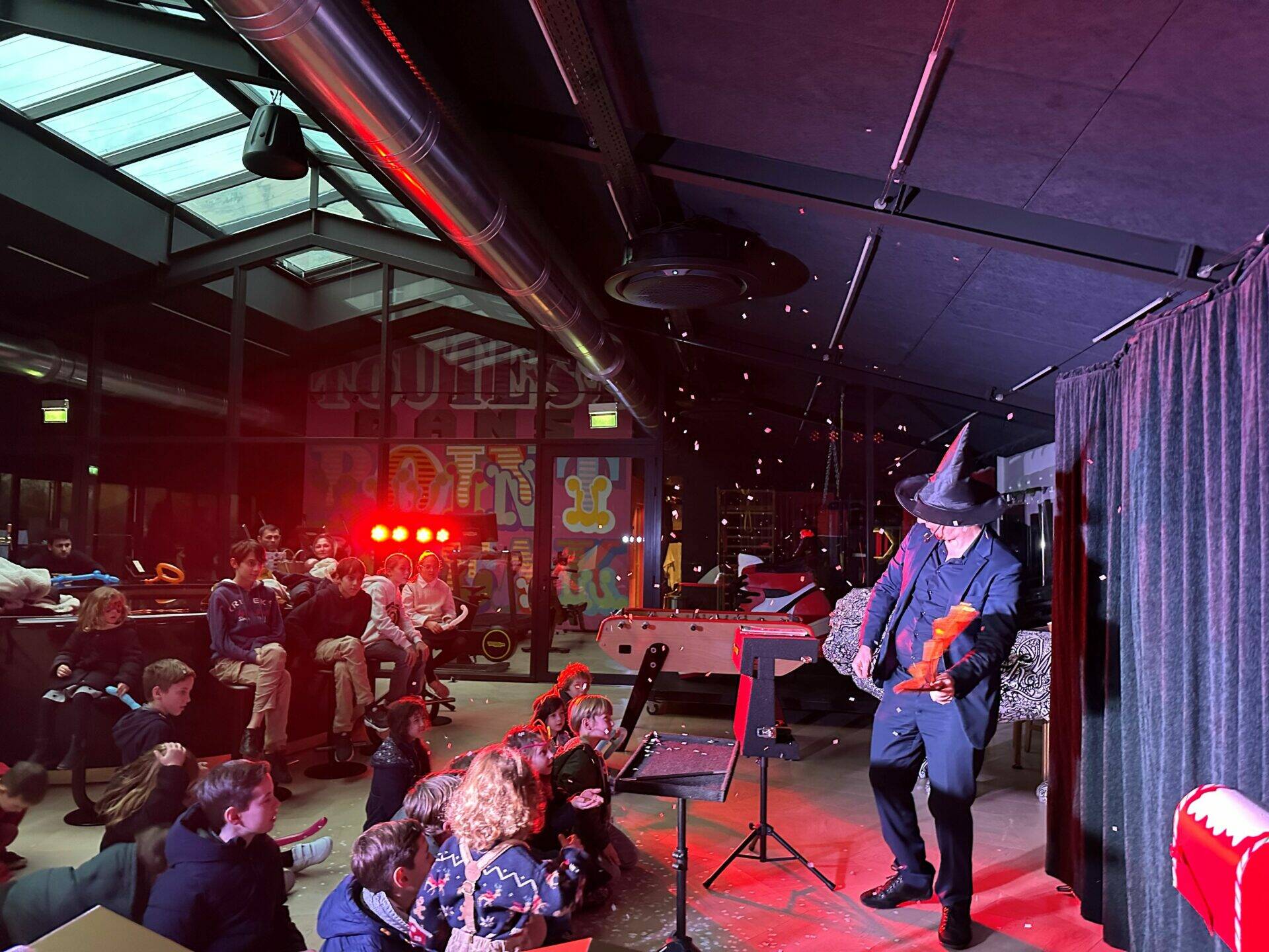 Les enfants émerveillés devant le magicien, lors du goûter de Noël