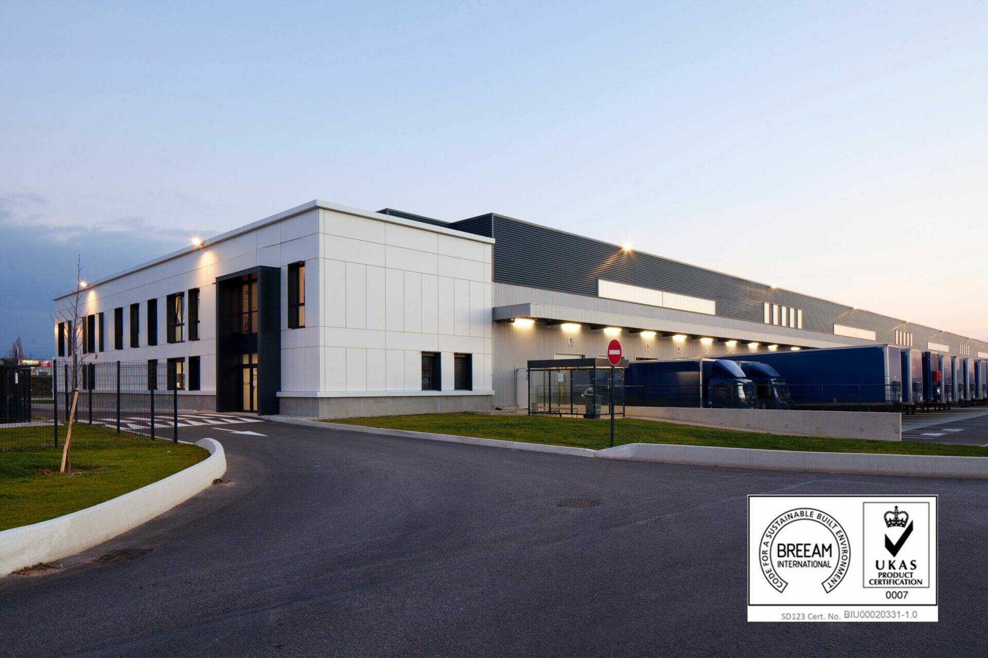 La messagerie de Portes-Lès-Valence réalisée par 6e Sens Immobilier est labellisée BREAM IN USE niveau Very Good