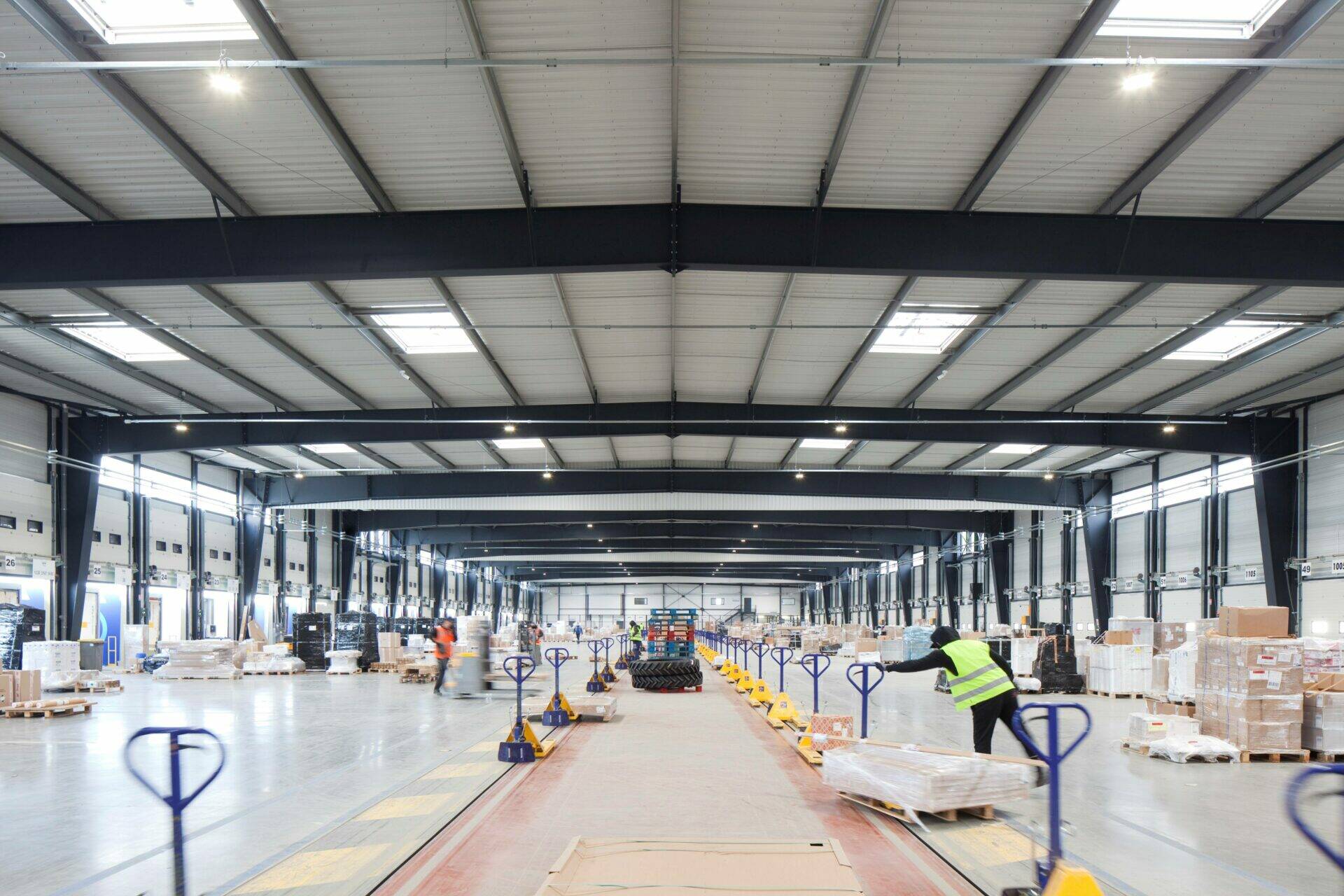 Plateforme de messagerie à Portes-Lès-Valence. Réalisée par 6e Sens Immobilier, elle a obtenue la certification BREEAM IN USE - niveau Very good