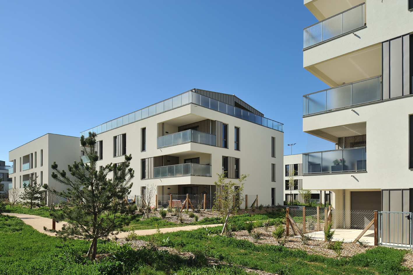 Un parc arboré dans la résidence le Domaine d'Epona