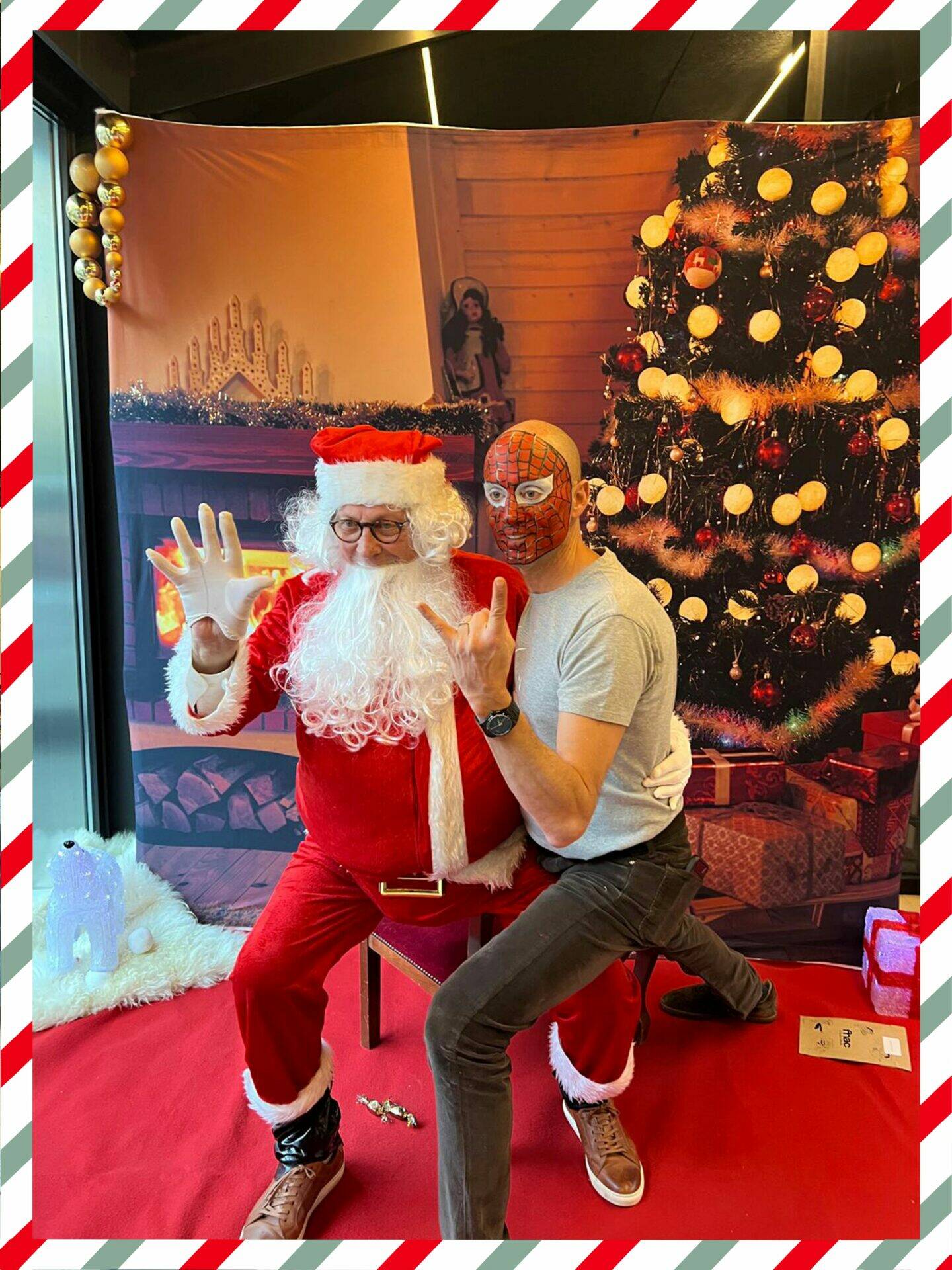 Le Père Noël et un grand enfant