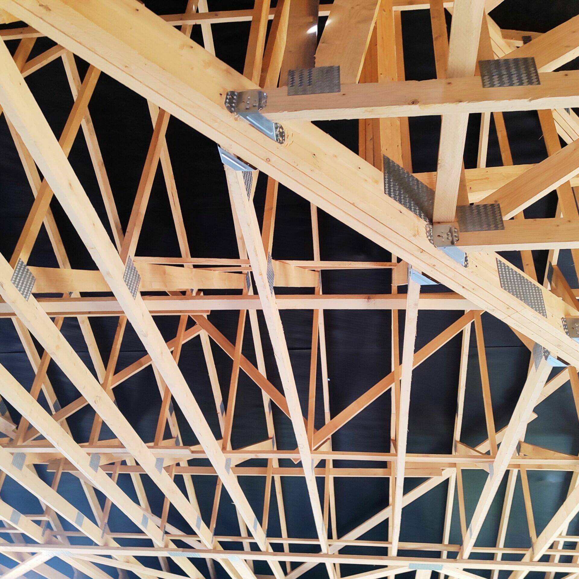 Les charpentes des bâtiments sont en place au Clos Pontet