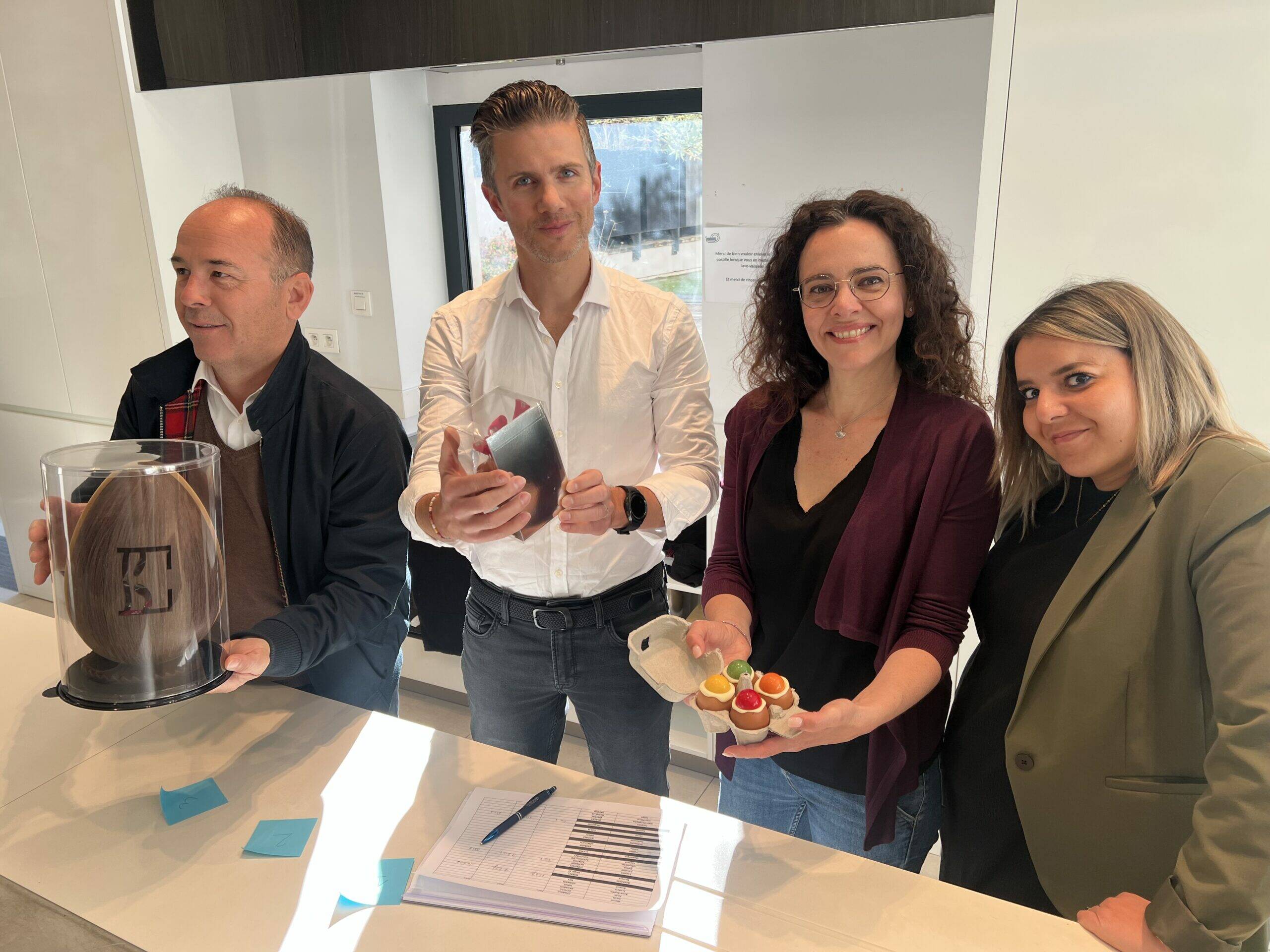 Les collaborateurs de 6e Sens Immobilier estiment le poids des œuvres en chocolat