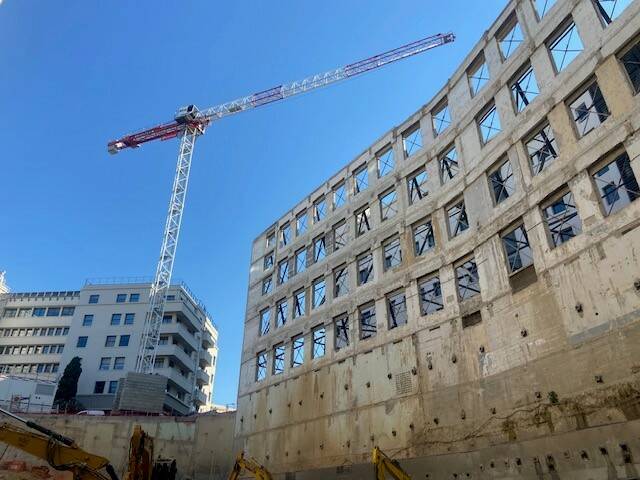 La 1re grue est en place sur le chantier Newdelec à Marseille