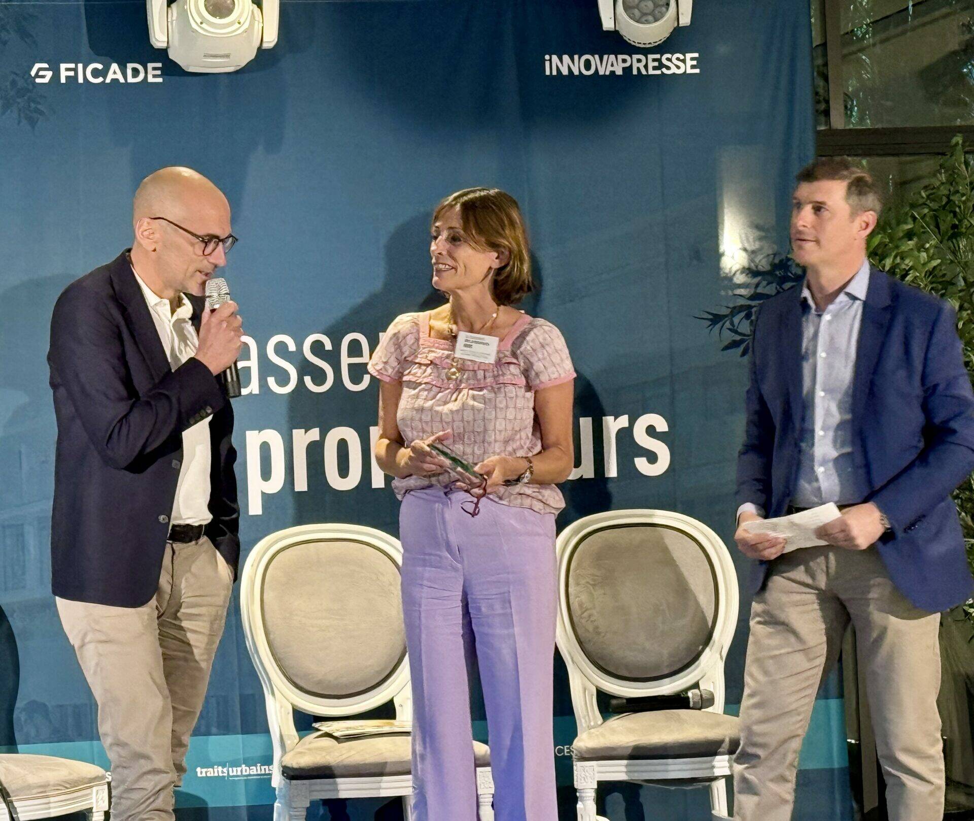 Romain Valéry, Associé de 6e Sens Immobilier, et Sabine Mouillefarine, Directrice de l'Habitation d'Altana Promotion reçoivent le prix Végétalisation pour l'opération DESSAIX à Thonon-Les-Bains